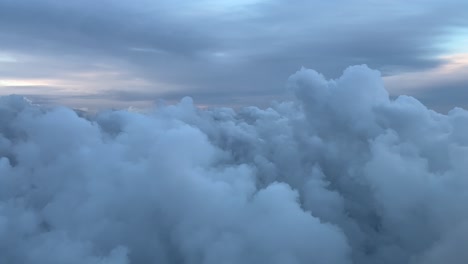 POV-immersive-Pilotenperspektive,-Die-Vor-Sonnenuntergang-über-Einen-Pastellfarbenen-Winterhimmel-Fliegt