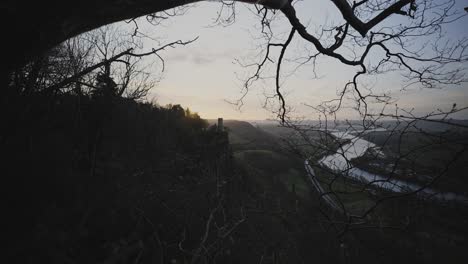 Castillo-De-Kinnoull-Hill-En-La-Distancia-Y-El-Río-Tay-En-Perth,-Escocia