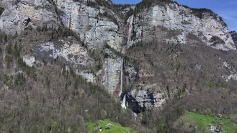 La-Belleza-De-Las-Cataratas-Seerenbach,-Un-Fascinante-Trío-De-Cascadas-Ubicadas-Cerca-De-Betlis-En-La-Región-De-Amden,-Cerca-Del-Tranquilo-Walensee,-Suiza.