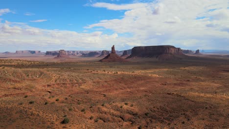 Ein-Blick-Auf-Die-Wüstenlandschaft-Mit-Einem-Markanten-Berg-Im-Hintergrund