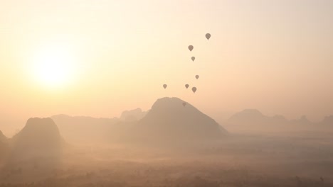 Globos-Aerostáticos-Durante-El-Amanecer-En-Vang-Vieng,-La-Capital-De-Aventuras-De-Laos.