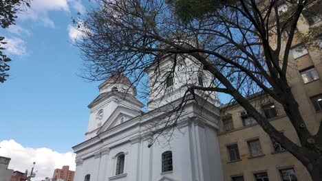 Basilika-Unserer-Lieben-Frau-Von-Candelaria,-Medellín,-Eingerahmt-Von-Blattlosen-Ästen-Vor-Einem-Klaren-Himmel