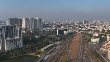 Eine-Dynamische-Drohnenaufnahme,-Die-Die-Essenz-Der-Stadtlandschaft-Von-Chennai-Einfängt,-Vom-Geschäftigen-Stadtzentrum-Bis-Zu-Den-Ruhigen-Vororten,-Alles-Unter-Einem-Bewölkten-Himmel