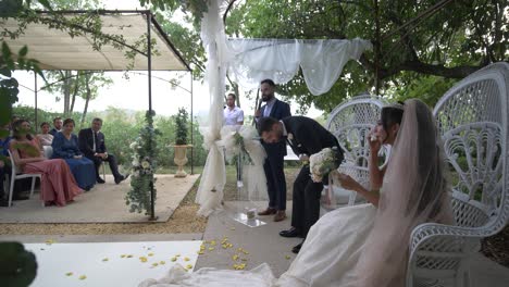 Toma-Estática-De-Una-Dama-De-Honor-Que-Se-Dirige-A-Dar-Un-Discurso-En-Una-Ceremonia-De-Boda.