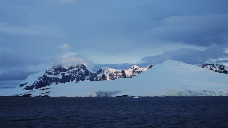 Espectaculares-Montañas-Invernales-Al-Atardecer-En-La-Antártida-Con-Paisajes-Cubiertos-De-Nieve,-Grandes-Montañas-En-Clima-Frío,-Paisaje-Costero-De-La-Península-Antártica-En-La-Hermosa-Costa