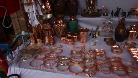 Viele-Kupferobjekte-Werden-Auf-Einem-Markt-In-Michoacan-Verkauft
