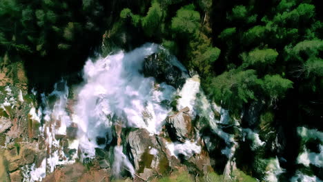 Luftaufnahme-Von-Wasserfällen-In-Der-Norwegischen-Wildnis