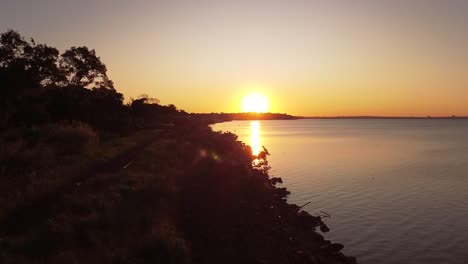 Espectacular-Puesta-De-Sol-Con-Rayos-Brillando-Sobre-El-Agua-Del-Río