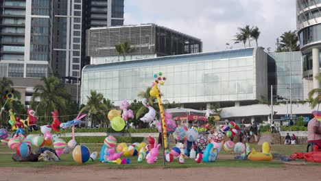 Coloridos-Globos-Para-Niños-Que-Se-Venden-En-Las-Aceras-De-La-Ciudad,-Sri-Lanka