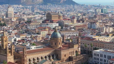 Filmische-Luftaufnahme-über-Der-Kathedrale-Von-Palermo-Mit-Dem-Teatro-Massimo-Im-Hintergrund