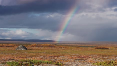 Ein-Bunter-Regenbogen-über-Der-Kargen-Nordischen-Landschaft