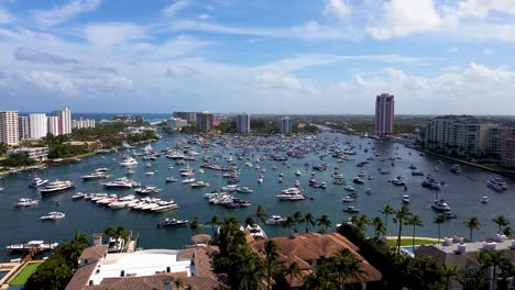 Ein-Unglaubliches-Drohnenvideo-Vom-Flug-über-Boca-Bash-Am-Lake-Boca-Raton-In-Boca-Raton,-Florida