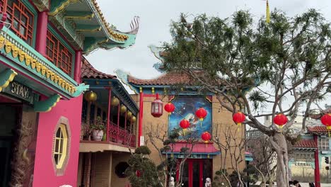 Chinatown-Es-Un-Barrio-En-El-Centro-De-Los-Ángeles,-California,-Decorado-Para-El-Año-Nuevo-Chino.