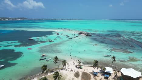 Verschiedene-Blautöne,-Strand-In-San-Andres,-Kolumbien,-Natürliches-Aquarium-Rose-Cay