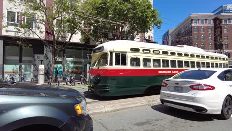 Autobús-Conduciendo-Por-La-Calle---San-Francisco