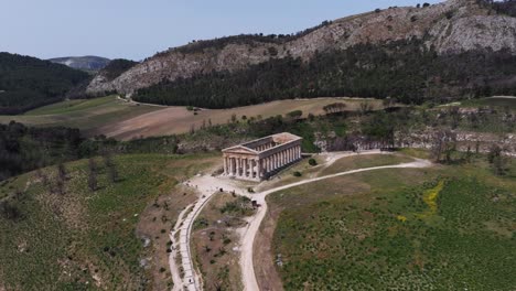 Luftaufnahme-Eines-Booms-über-Dem-Tempel-Von-Segesta,-Einer-Bedeutenden-Stadt-Der-Elymer-In-Sizilien