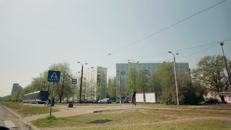 El-Tranvía-Llega-Al-Distrito-Residencial-De-Imanta-Riga-Con-Apartamentos-Antiguos-De-Gran-Altura