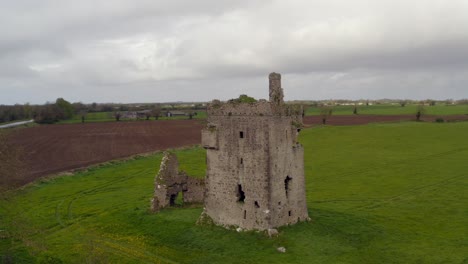 Torre-Del-Castillo-De-Srah-Y-Terrenos-De-Antiguas-Murallas-Y-Agujeros-En-El-Campo-De-Hierba-Junto-A-Tierras-De-Cultivo