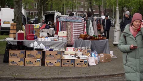 Kartons-Ordentlich-Gestapelt-Mit-Artikeln-Zum-Verkauf-Auf-Dem-Flohmarkt-In-Amsterdam-Oud-Zuid