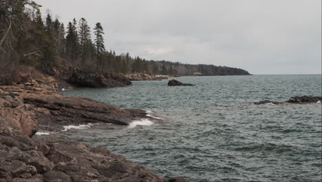 Ein-Ruhiges-Panorama-Des-Nordufers-Des-Lake-Superior