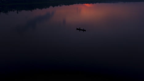 Morgenlandschaft-In-Den-Backwaters-Von-Kerala,-Wunderschöner-See-Bei-Sonnenaufgang,-Reflexionen-Des-Morgensonnenaufgangs-Auf-Dem-See