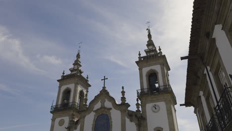 Pfarrkirche-Von-Vila-Nova-De-Cerveira-Kirchtürme-Mit-Vögeln,-Die-An-Einem-Sonnigen-Tag-Zum-Sitzplatz-Fliegen