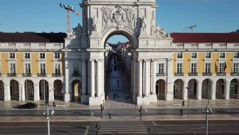 Lisboa,-Imágenes-De-Drones-Del-Arco-De-Rua-Agusta-Se-Inclinan-Hacia-Arriba-En-Un-Día-Soleado-Con-Cielos-Azules