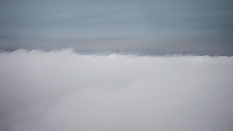 Volando-Sobre-El-Campo-De-Densas-Nubes-Blancas