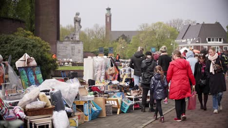 Amsterdam-Old-South-Kingsday-Kingsday-Escena-Del-Mercadillo-Con-Personas-Y-Artículos