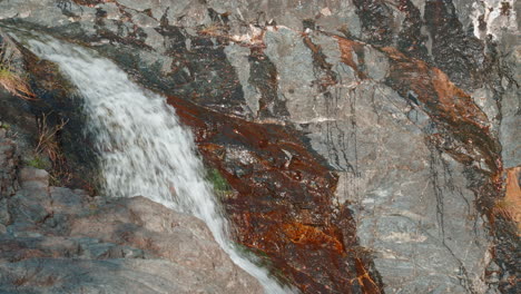 Cascada-De-Montaña-Que-Cae-Sobre-Un-Acantilado-Rocoso,-Escena-Natural-Vibrante,-Luz-Del-Día