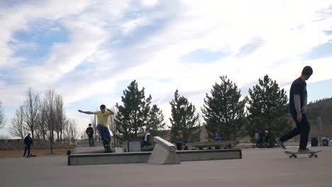 Person-Macht-Einen-360-Auf-Ihrem-Skateboard