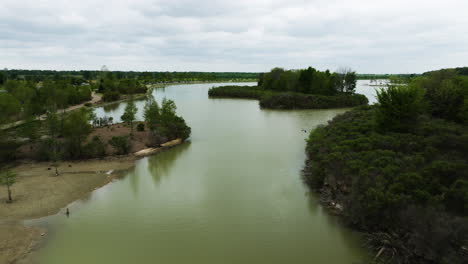 Shelby-Farms-Park,-Exuberante-Vegetación-Que-Rodea-Un-Lago-Tranquilo,-Día-Nublado,-Vista-Aérea