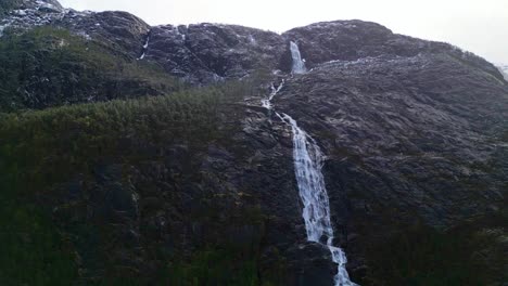 Der-Herrliche-Wasserfall-Langfossen,-Norwegen