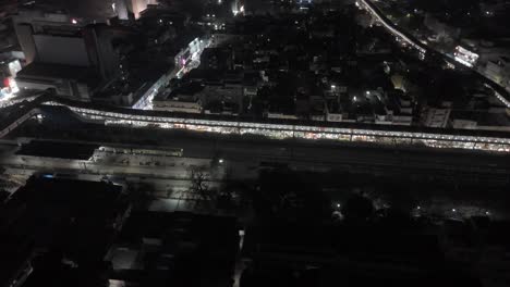 Luftaufnahme-Einer-Fußgängerbrücke-Mitten-In-Der-Stadt-Chennai-Per-Drohne