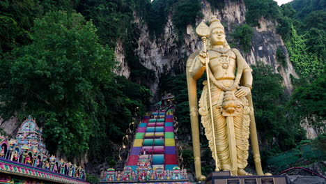 Murugan-Statue-Mit-Bunter-Treppe-Zu-Den-Batu-Höhlen-Im-Hintergrund