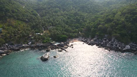 Impresionante-Disparo-De-Drone-Sobre-La-Hermosa-Bahía-Del-Océano-Con-Reflejos-De-Agua-Cristalina