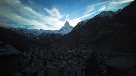 Toma-De-Gran-Angular-De-La-Estación-De-Esquí-De-Zermatt-Y-El-Pico-Mattenhorn.