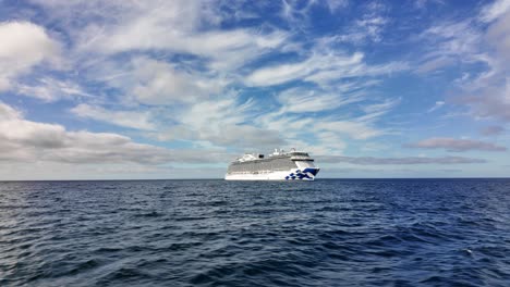 Crucero-Navegando-Por-El-Océano-Bajo-Un-Cielo-Soleado,-Visto-Desde-Un-Pequeño-Barco