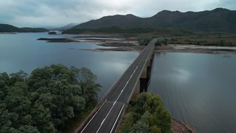 Profilansicht-Der-Leeren-Brücke-über-Den-Lake-Burbury-In-Tasmanien,-Australien-Am-Morgen