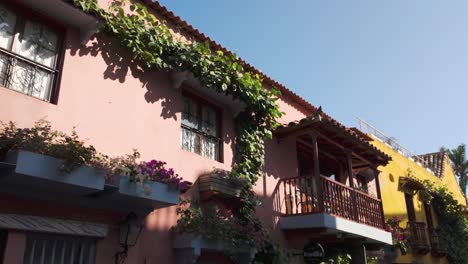 Blumengeschmückte-Balkone-Eines-Kolonialhauses-Im-Sonnigen-Cartagena,-Kolumbien