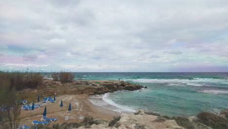 Malerische-Aussicht-Auf-Eine-Felsige-Küste-In-Zypern-Unter-Einem-Bewölkten-Himmel