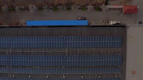 Los-Paneles-Solares-Instalados-En-Los-Tejados-De-Las-Fábricas-De-Taijin-(China)-Muestran-Un-Cambio-Hacia-Fuentes-De-Energía-Más-Limpias-Y-Sostenibles.