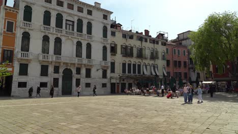 Die-Leute-Spazieren-Umher-Und-Genießen-Ihre-Zeit-In-Der-Historischen-Inselstadt-Venedig