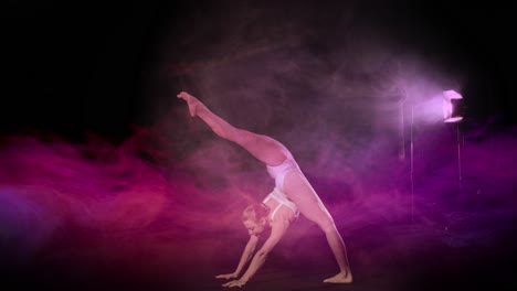 Akrobaten-Führen-Künstlerische,-Flexible-Bodenbewegungen-Auf-Der-Bühne-Mit-Scheinwerferlicht-Und-Rosa-Rauch-Aus