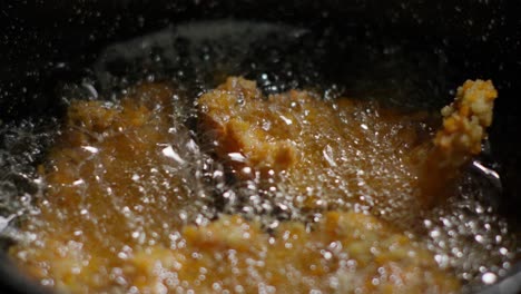 Sabroso-Pollo-Frito,-Aceite-Caliente-Para-Asar,-Métodos-Y-Procesos-De-Cocción