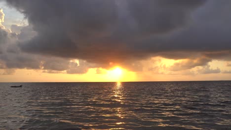 Sonnenaufgang-An-Einem-Strand-In-Mombasa-Mit-Blick-Auf-Das-Meer