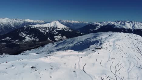 Estación-De-Esquí-De-Montaña-En-Los-Alpes,-Aérea