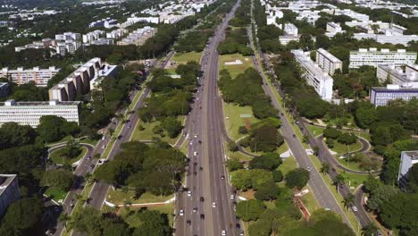 Vehículos-De-Autopistas-Urbanas-Conducidos-A-Gran-Velocidad,-Infraestructura-De-Transporte-Urbano