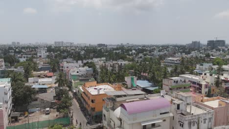 Eine-Faszinierende-Luftperspektive-Von-Chennai,-Die-Die-Belebten-Straßen-Und-Hoch-Aufragenden-Wolkenkratzer-Der-Stadt-Inmitten-Einer-Wolkigen-Atmosphäre-Hervorhebt