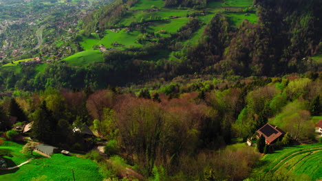 Luftaufnahme-Der-Schweizer-Landschaft-Aus-Der-Vogelperspektive-An-Einem-Windigen-Tag,-Die-Sich-Bis-Zum-Horizont-Neigt-Und-Die-Landschaft-Offenbart